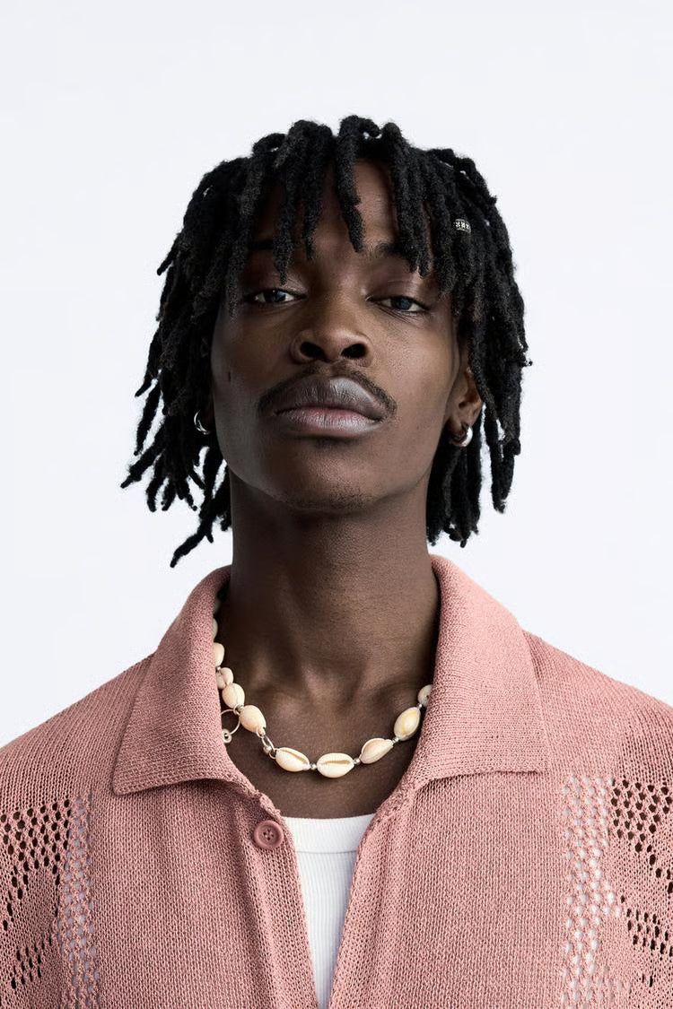 قلادة صدفية مرصعة بالخرز