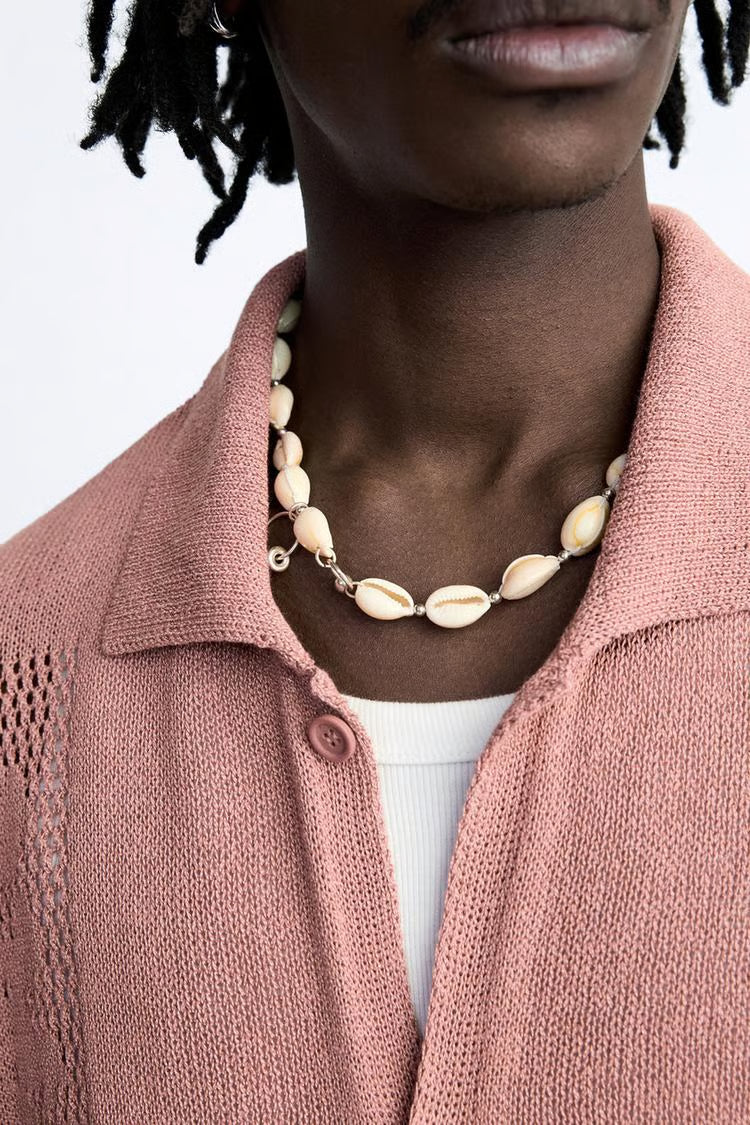 قلادة صدفية مرصعة بالخرز